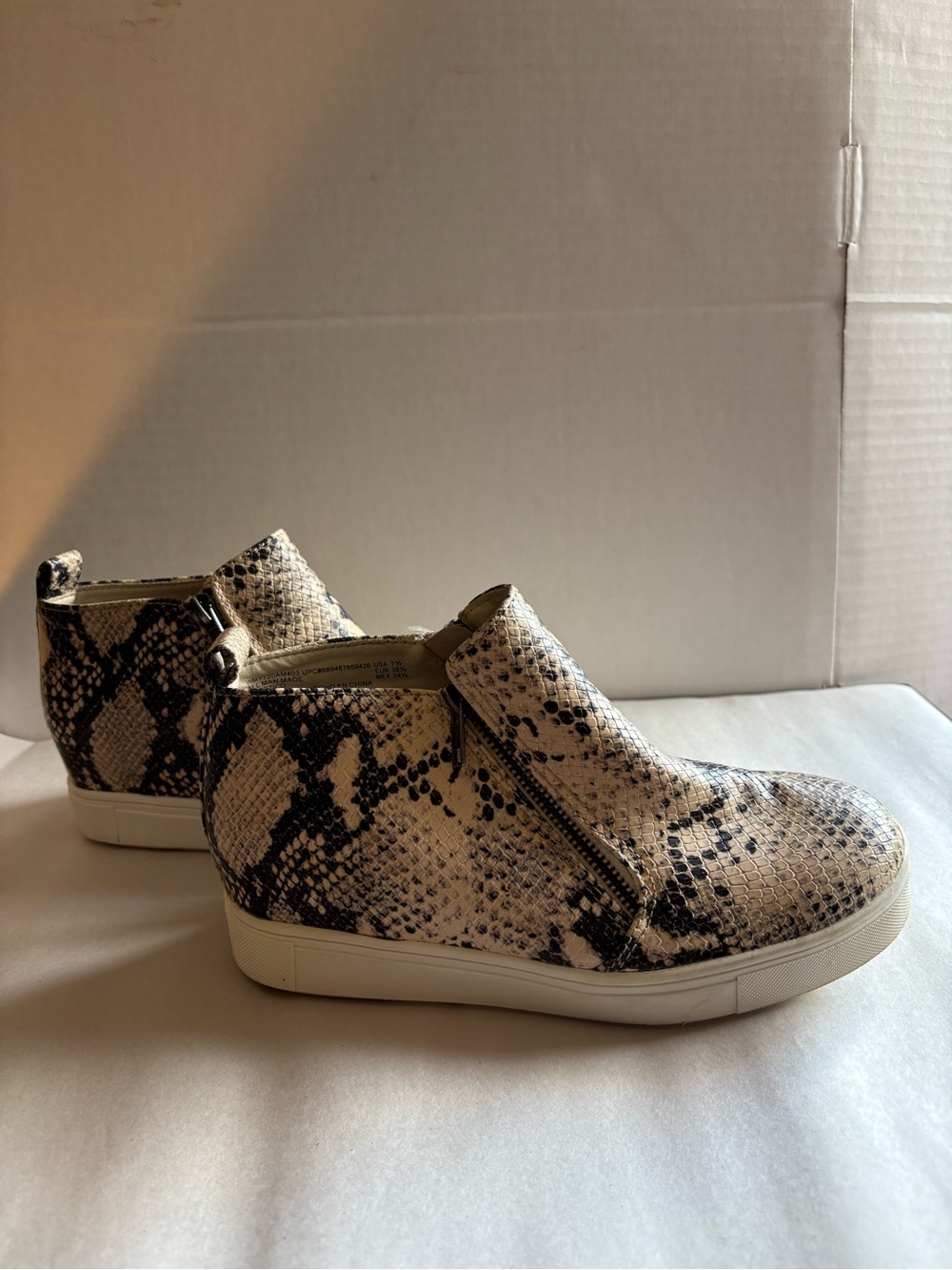 Time and Tru Snakeskin Print Zip-Up High-Top Sneakers Women’s 7.5